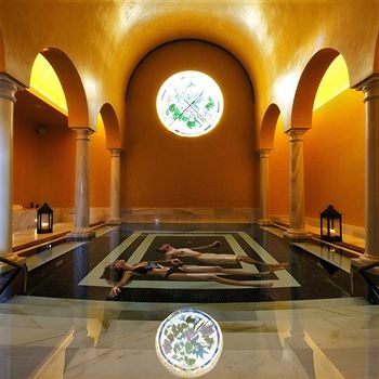 Тюрьма, красотки и пивные ванны: Названы самые экстравагантные спа в мире. ФОТО