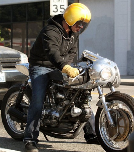Нarley-davidson, Ducati и Урал "Турист", - невероятная коллекция мотоциклов Брэда Питта. Фото